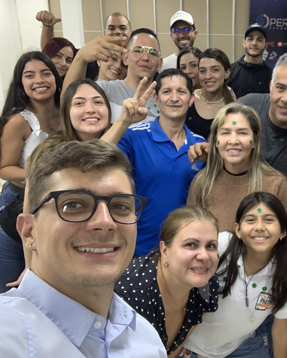 Sebastián junto a un grupo de participantes en un taller